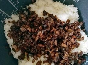 把炒好的牛肉里面的八角挑出来，加到煮熟的糯米饭里面