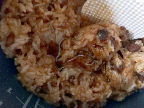 倒入生抽，老抽，糖，香油搅拌均匀