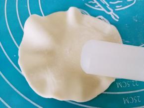 饺子皮一张，用擀面杖把边缘擀一下