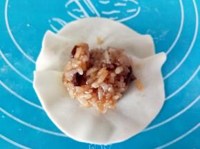 挖适量的馅放在上面