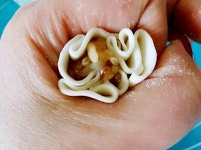用手的虎口捏紧