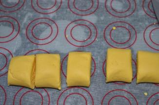 把面团搓成长条，切剂子，大概27g一个