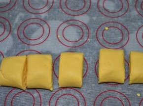 把面团搓成长条，切剂子，大概27g一个