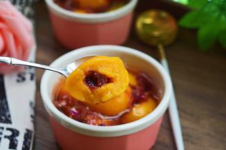 汤圆很糯，咬开一口，里面甜甜的玫瑰花，真的很好吃，虽然皮是比外面卖的厚，但真心比外面卖的好吃多了！