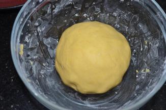 然后和成光滑面团（如果光用南瓜面团比较干的话，要根据实际情况加入开水，直到和成光滑面团为止）