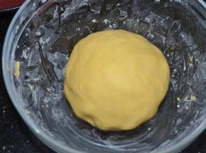 然后和成光滑面团（如果光用南瓜面团比较干的话，要根据实际情况加入开水，直到和成光滑面团为止）