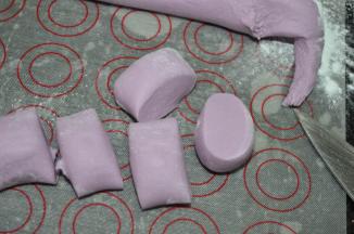 搓成长条，切剂子（我分得比较大一个，亲可以小一点一个的）