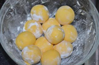 放入撒了糯米粉的大碗里