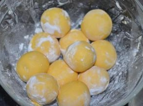 放入撒了糯米粉的大碗里