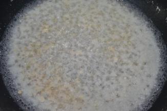 留起一点煮汤圆的水，把剩的馅料放入，煮成汤，倒入盛有汤圆的碗里即可。