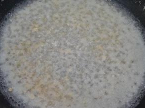 留起一点煮汤圆的水，把剩的馅料放入，煮成汤，倒入盛有汤圆的碗里即可。