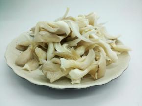 平菇用流水冲洗干净，捏干水分，分小片