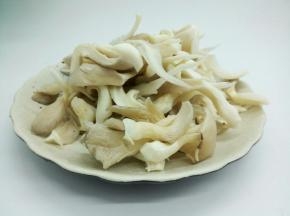 平菇用流水冲洗干净，捏干水分，分小片