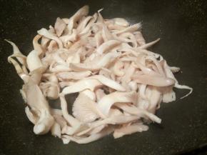 爆香蒜泥，放平菇翻炒至软，盛盘