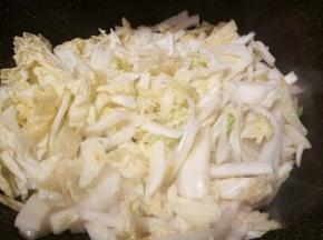 锅里放油，放白菜翻炒回软