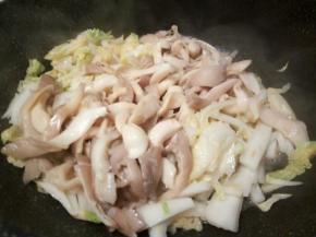 放刚才炒好的平菇，