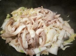 放刚才炒好的平菇，