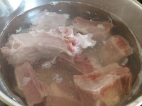 将排骨放入装了冷水的锅中，加热煮沸，将排骨焯水。焯水时水面的灰色泡沫是血水和杂质等，倒掉即可。如果是煮粥、煮面条或汤圆时，水面起的浮沫是营养成分，就不要丢掉了。