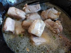 在排骨表面稍有金色焦痕的时候，加入盐、料酒、生抽、花椒粉调匀后，盖上锅盖中火炖，中途要翻一下，以免糊底。