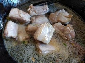 在排骨表面稍有金色焦痕的时候，加入盐、料酒、生抽、花椒粉调匀后，盖上锅盖中火炖，中途要翻一下，以免糊底。