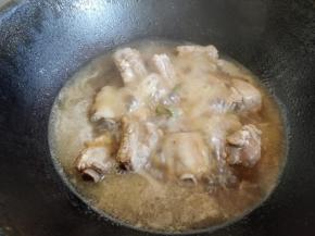 大约炖20分钟左右，这时的排骨熟透又有嚼头，不会特别软烂。