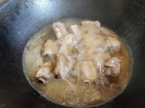 大约炖20分钟左右，这时的排骨熟透又有嚼头，不会特别软烂。