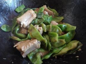 到油豆角变成深绿色，变软后，大火翻炒收汁，不要把汤汁完全收干，排骨稍有些汤汁比较滋润，而且汤汁也可以拌饭吃。