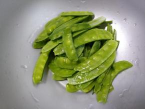 掰掉两头和两侧的老筋。可以用水汆一下，也可以直接炒。如果汆水，需要控制时间，不要把荷兰豆烫得太软烂，就不好吃了