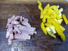 切蒜片、培根切宽条，彩椒茄条备用