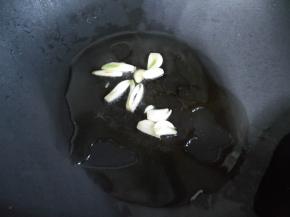 热锅热油，爆香蒜片