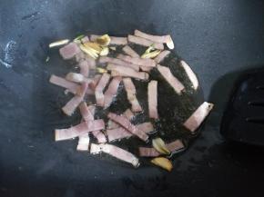 倒入培根，翻炒几下