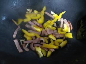 加入彩椒条，炒至断生