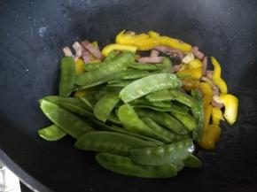 倒入荷兰豆，加盐炒匀