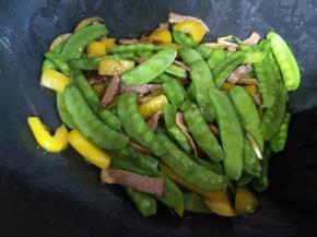 出锅前加少许生抽，炒匀即可