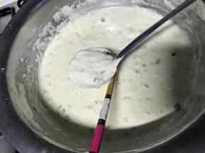 用一个小勺子舀一勺面糊，用筷子刮掉勺子底下的多余面糊。