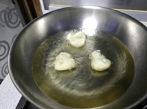 它自然成球，并迅速膨胀。