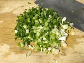 葱切葱细末。