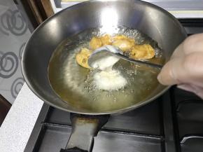 将面糊一股脑的在同一个位置，不要移动勺子，倒入油锅里。