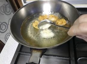 将面糊一股脑的在同一个位置，不要移动勺子，倒入油锅里。