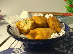 咬它一大口，松软口感，五香加葱香，满足感油然而生。