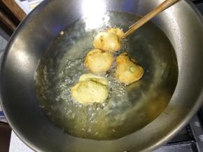 炸至金黄出锅。