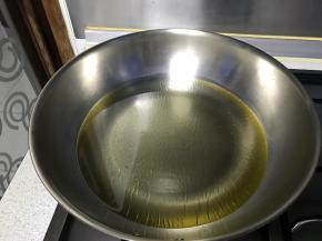 锅里热油，油没有气泡了油温大概在170度左右，开始炸面团。