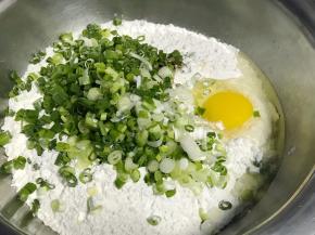 同时磕入一粒鸡蛋。