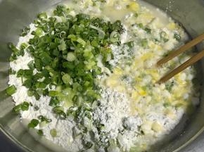 分次加入水，一边加一边搅拌。