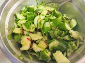 重复拌匀，让所有调味料融化，附着在黄瓜上后装盘。