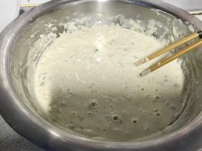 发酵后，表面明显发泡。