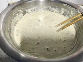 发酵后，表面明显发泡。