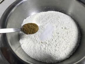 加入五香粉5克。