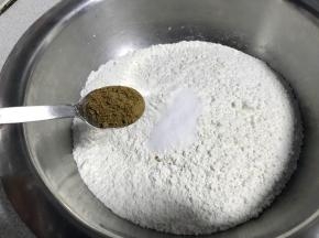加入五香粉5克。
