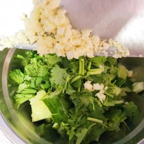 香菜段儿放入黄瓜盆里，加入剁好的蒜蓉。